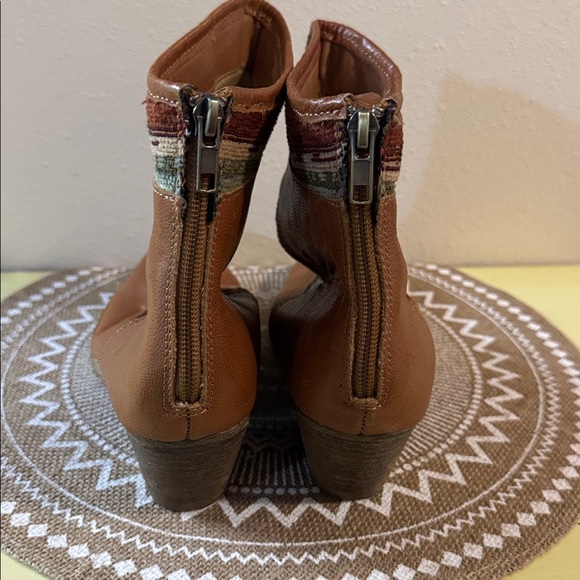 Boho Western Sbicca Vintage Collection Ankle Boots with Aztec Patterned Fabric - Picture 5 of 10